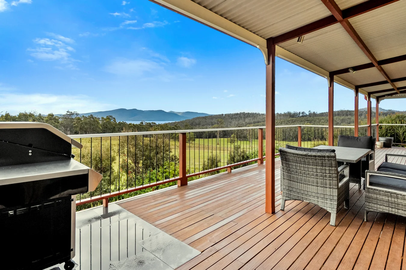 BBQ area and outdoor seating at Manfield Country